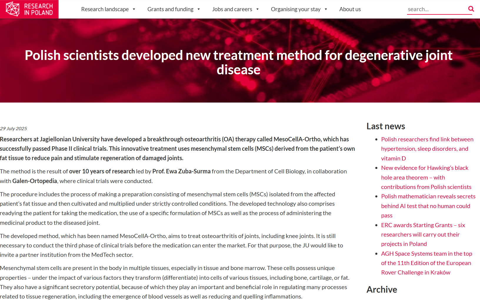 Zrzut ekranu artykułu portalu Research in Poland zatytułowanego ‘Polish scientists developed new treatment method for degenerative joint disease’. Tekst informuje o opracowaniu na Uniwersytecie Jagiellońskim nowej terapii osteoartrozy o nazwie MesoCellA-Ortho, opartej na mezenchymalnych komórkach macierzystych (MSC) pozyskiwanych z tkanki tłuszczowej pacjenta. Terapia przeszła II fazę badań klinicznych i ma na celu redukcję bólu oraz stymulację regeneracji uszkodzonych stawów. Po prawej stronie widoczna jest sekcja ‘Last news’ z linkami do innych artykułów naukowych.